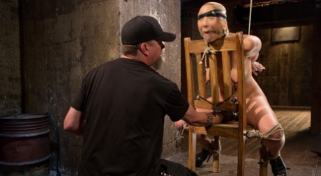 Над сдержанной девушкой Абеллой Дэнджер в подземелье издевается мужчина-садист 7