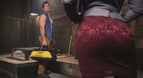 Абеллу Дэнджер беспомощно удерживают, прежде чем сделать минет и испытать шок 2