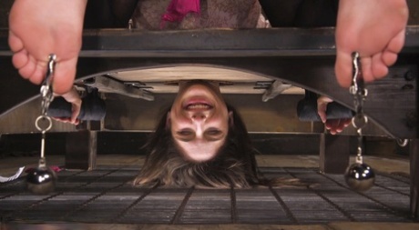 Абеллу Дэнджер беспомощно удерживают, прежде чем сделать минет и испытать шок 4