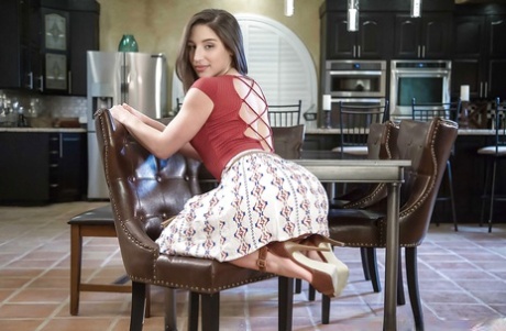 Студентка-милашка Абелла Дэнджер снимает юбку и комбинезон, чтобы позировать обнаженной 1