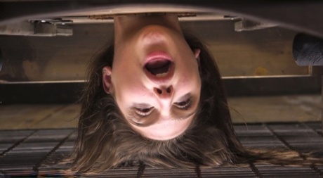 Абеллу Дэнджер беспомощно удерживают, прежде чем сделать минет и испытать шок 9