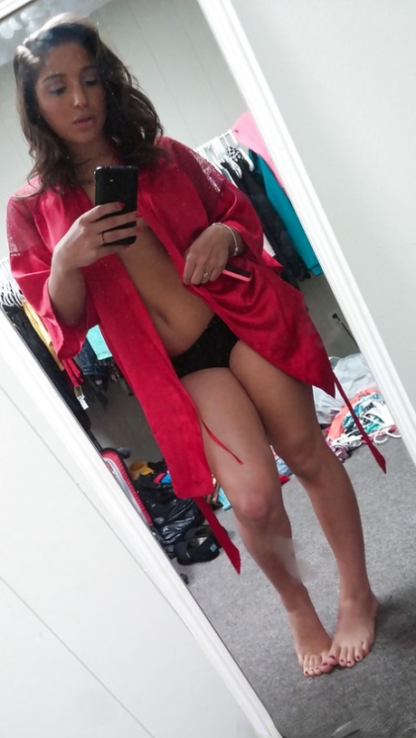 Селфи грудастой подростка Абеллы Бэнгер, которая одевается 5