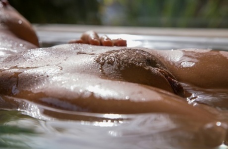 Мокрая красотка с симпатичным личиком Эбигейл Мак купает свою киску на открытом воздухе 4