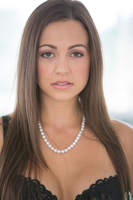 Резвящаяся брюнетка милашка в чулках избавляется от своего кружевного белья 2