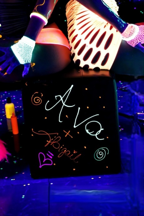 Эбигейл Мак Пуба в сети светится в темноте лесбийским сексом 12