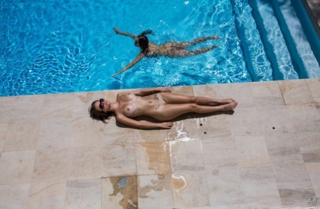 Лесбиянки в бикини и солнцезащитных очках лижут киски и попки после купания в бассейне 4