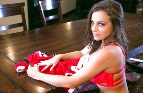 Брюнетка Эбигейл Мак снимает рождественское нижнее белье, чтобы показать маленькие твердые соски 4