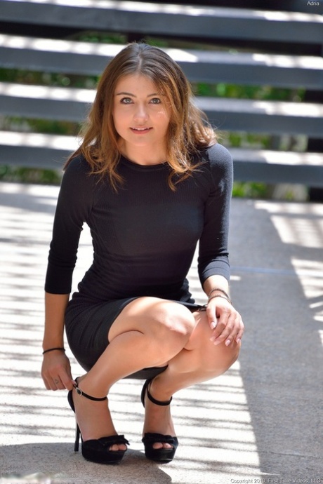 Молоденькая милашка в обтягивающем платье и на каблуках вставляет большой огурец в киску 1