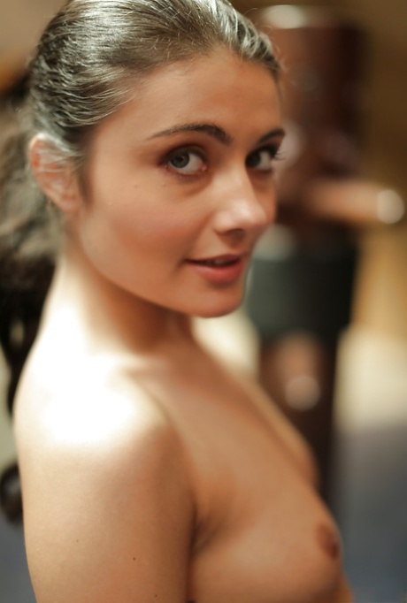 Миниатюрная порнозвезда Адриа Рей снимает спортивный бюстгальтер и штаны для йоги в тренажерном зале 16