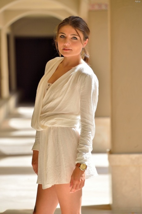 Эротичная юная Адриа теребит пальцами свою попку, демонстрируя обнаженную юбку на открытом воздухе 2