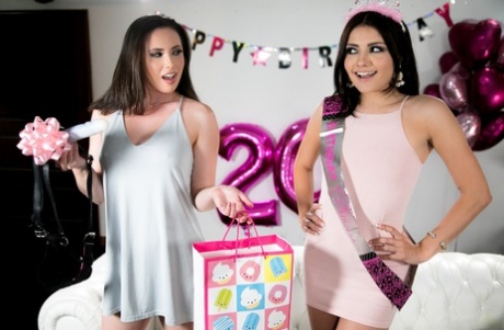 Сегодня день рождения Адрии Рей, она нарядилась и готова отправиться на прогулку. 1