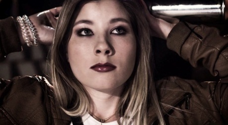 Заключенную женщину заставляют заниматься сексом с тюремщиками мужского и женского пола в ее камере 1