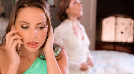 Брошенная невеста Адриана Чечик находит утешение в лесбийском сексе с Эбигейл Мак 1