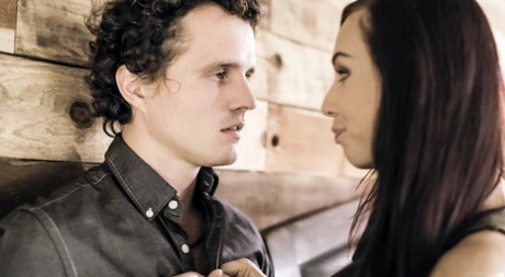 Молодая брюнетка Айдра Фокс просыпается, нуждаясь в сексе, и ее сводный брат сделает это 5