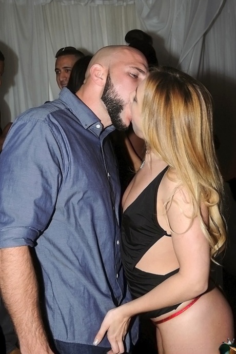 Ночь танцев для тусовщиц быстро превращается в секс на танцполе 11