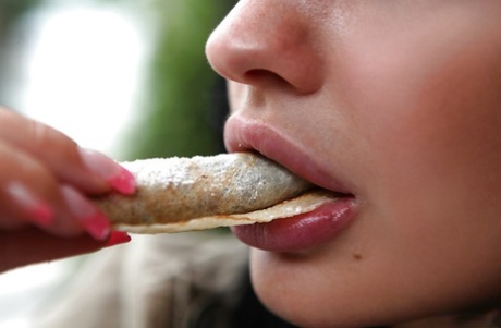 Алетта Оушен ужинает вне дома и не упускает шанса показать свои сиськи 12