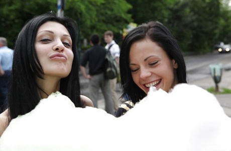 Порнозвезда с красивым лицом Алетта Оушен прогуливается с подругой 16