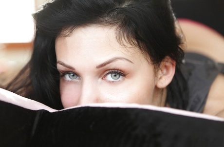 Порнозвезда с длинными ногами Алетта Оушен лежит на своей кровати 6