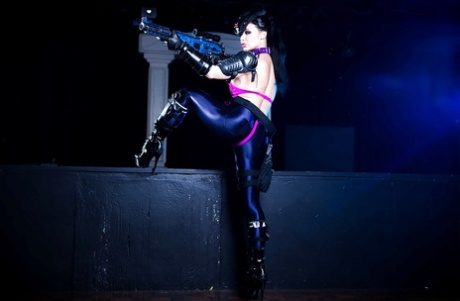 Порнозвезда Алетта Оушен демонстрирует большие сиськи и красивую попку в костюме для косплея 4