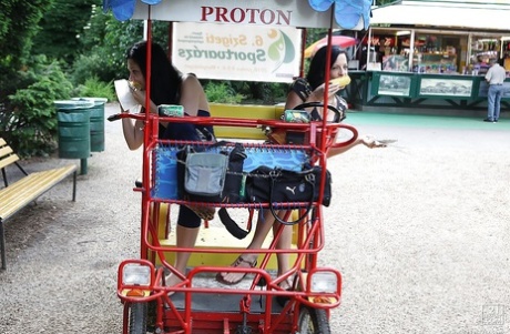 Порнозвезда с красивым лицом Алетта Оушен прогуливается с подругой 8