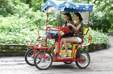 Порнозвезда с красивым лицом Алетта Оушен прогуливается с подругой 6