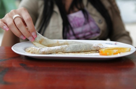 Алетта Оушен ужинает вне дома и не упускает шанса показать свои сиськи 10