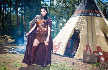 Брюнетка Алетта Оушен освобождает массивные сиськи от костюма для косплея на открытом воздухе 1