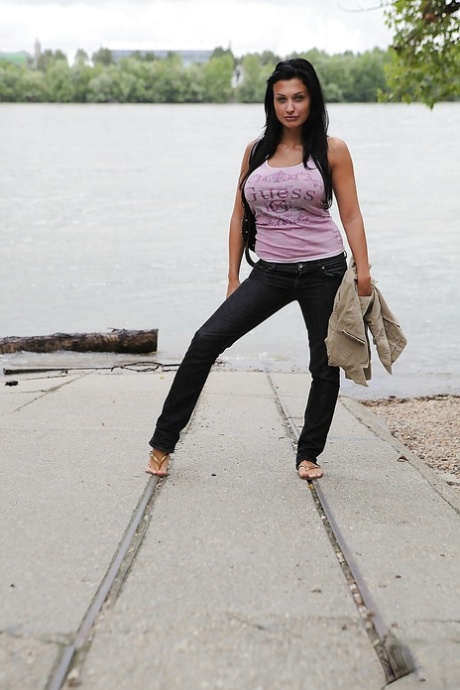 Алетта Оушен ужинает вне дома и не упускает шанса показать свои сиськи 5