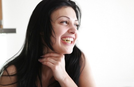 Порнозвезда с длинными ногами Алетта Оушен лежит на своей кровати 16