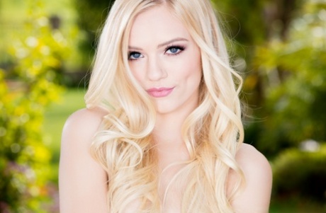 Горячая белокурая цыпочка Алекс Грей снимает свою пижаму на заднем дворе 13