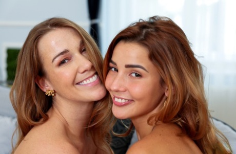 Молодые лесбиянки Агата Вега и Алексис Кристал используют секс-игрушку во время секса 16