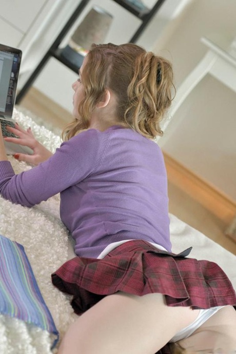 Две потрясающие красотки по очереди сосут и скачут верхом на большом члене 3