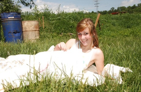 Грязная красотка Анук раздвигает свои ножки и теребит пальцами свою бритую пизду 1