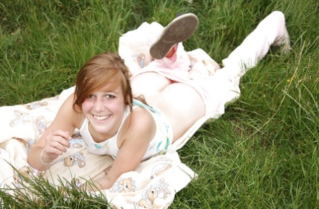 Грязная красотка Анук раздвигает свои ножки и теребит пальцами свою бритую пизду 2