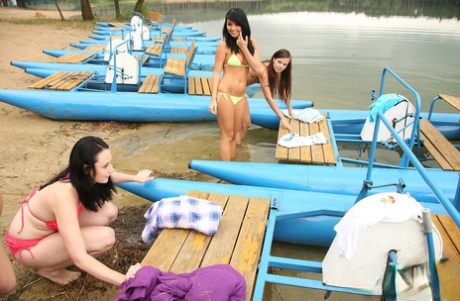 Группа молодых девушек занимается лесбийским сексом на понтонной весельной лодке 3