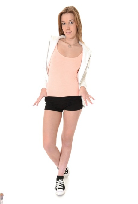 Девушка по соседству типа Алексис Кристал раздевается до своего праздничного костюма 1