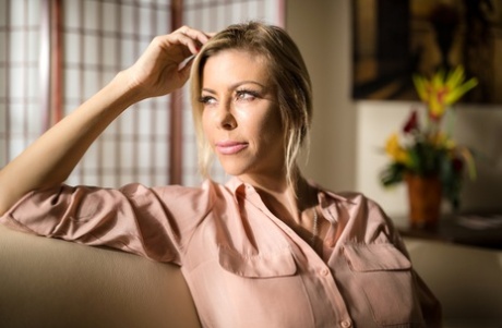 Грудастая блондинка в горячем нижнем белье и черных чулках раздевается и раздвигает длинные ноги 1