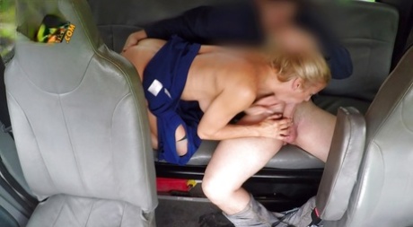 Сексапильная блондинка Алексис выходит на улицу и делает отличный минет 12