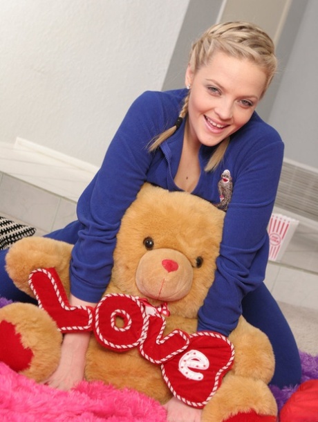 Горячая блондинка Алексис Техас играет со своими заплетенными в косички волосами, раздеваясь 1