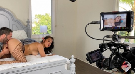 Латиноамериканка Алина Лопес позирует обнаженной перед сексом со своим фотографом 14