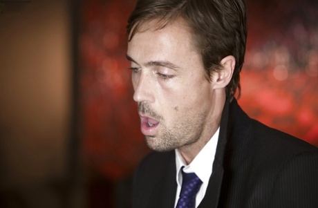 Пышногрудую порнозвезду Элисон Тайлер трахает в волосатую пизду большой член в нейлоновых чулках 10