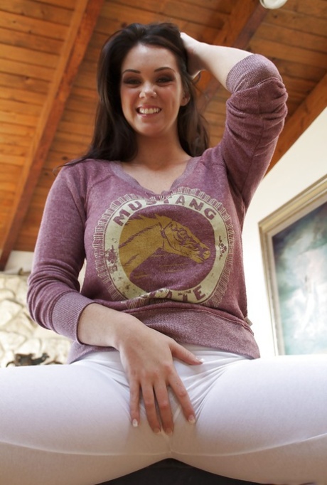 Грудастая красотка Элисон Тайлер раздевается и обнажает свои сладкие любовные дырочки 2