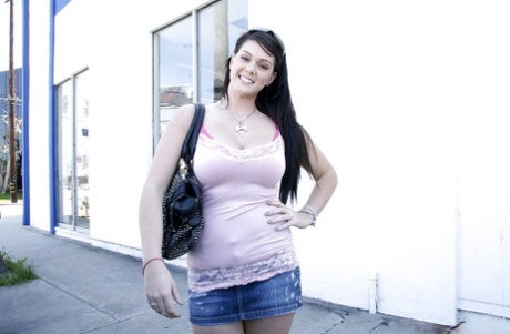 Грудастая молоденькая Элисон Тайлер снимает джинсовую юбку и обнажает свою большую задницу 1