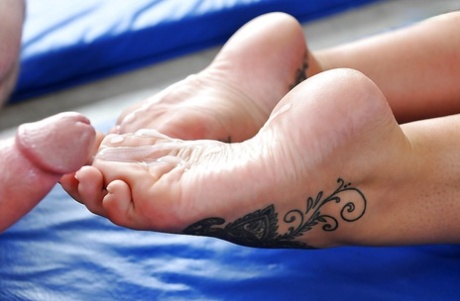 Грудастая брюнетка Элисон Тайлер демонстрирует большие сиськи и татуировки 12