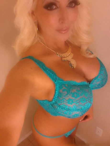 Платиновая блондинка-бомба Алура Дженсон обнажает большие сиськи для селфи 5