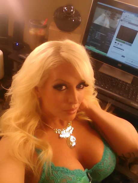 Платиновая блондинка-бомба Алура Дженсон обнажает большие сиськи для селфи 6