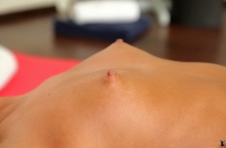 Гибкая девушка в штанах для йоги, обнажающая свои упругие сиськи и бритую киску 14