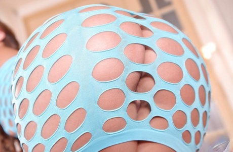 Длинноногая красотка Амира Адара демонстрирует большую белую задницу на высоких каблуках 5