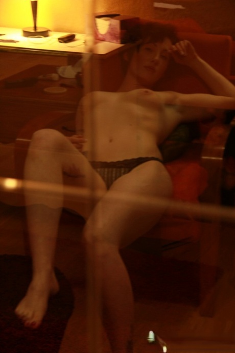 Любительская модель Энни Джеймс мастурбирует свою влажную вагину во время сольного действия 4