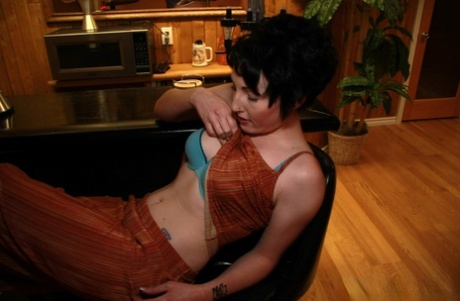 Трахает милфу Энни Джеймс Рок-н-роллом в баре 1